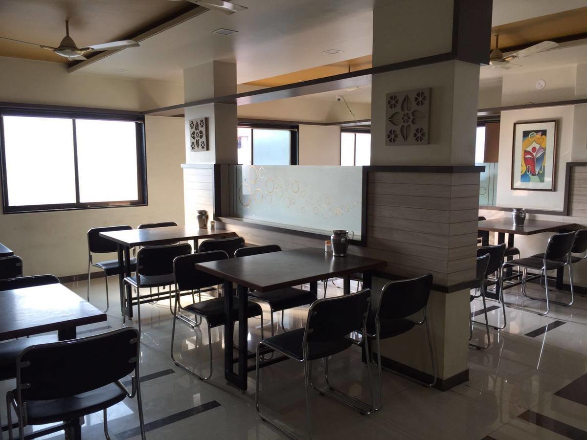 Hotel Vikas Palace Solapur Buitenkant foto